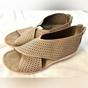 Eurosoft by Sofft Women's Tan Perforated Sandals Slip-On Flats w/ Zipper Sz 6.5